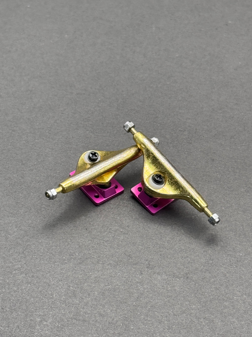 Dynamic 32mm chrome and white trucks