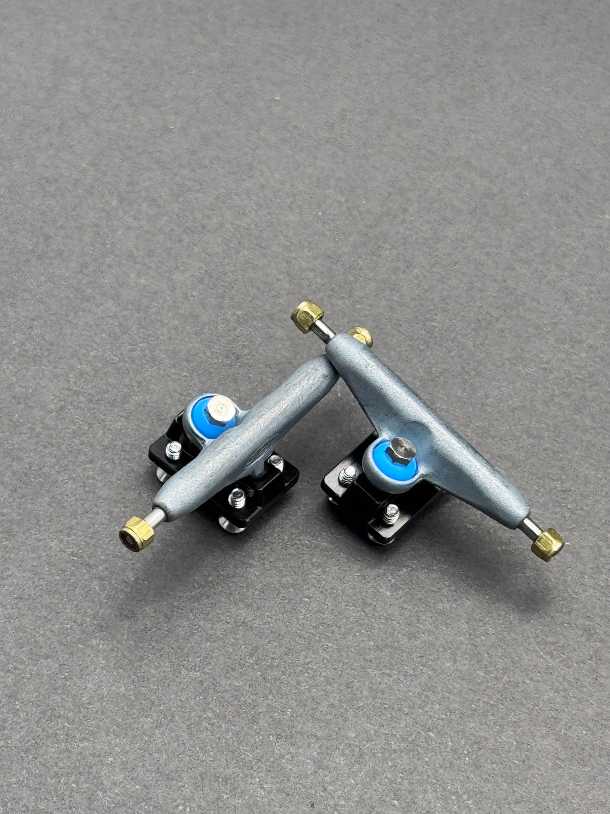 Dynamic 32mm Chrome / Black trucks