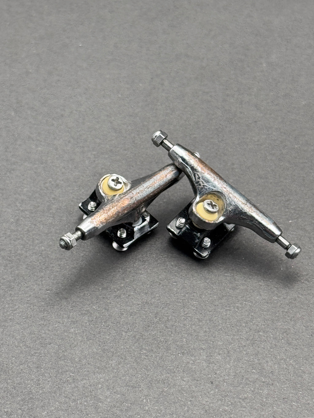Dynamic 32mm Chrome / Black trucks