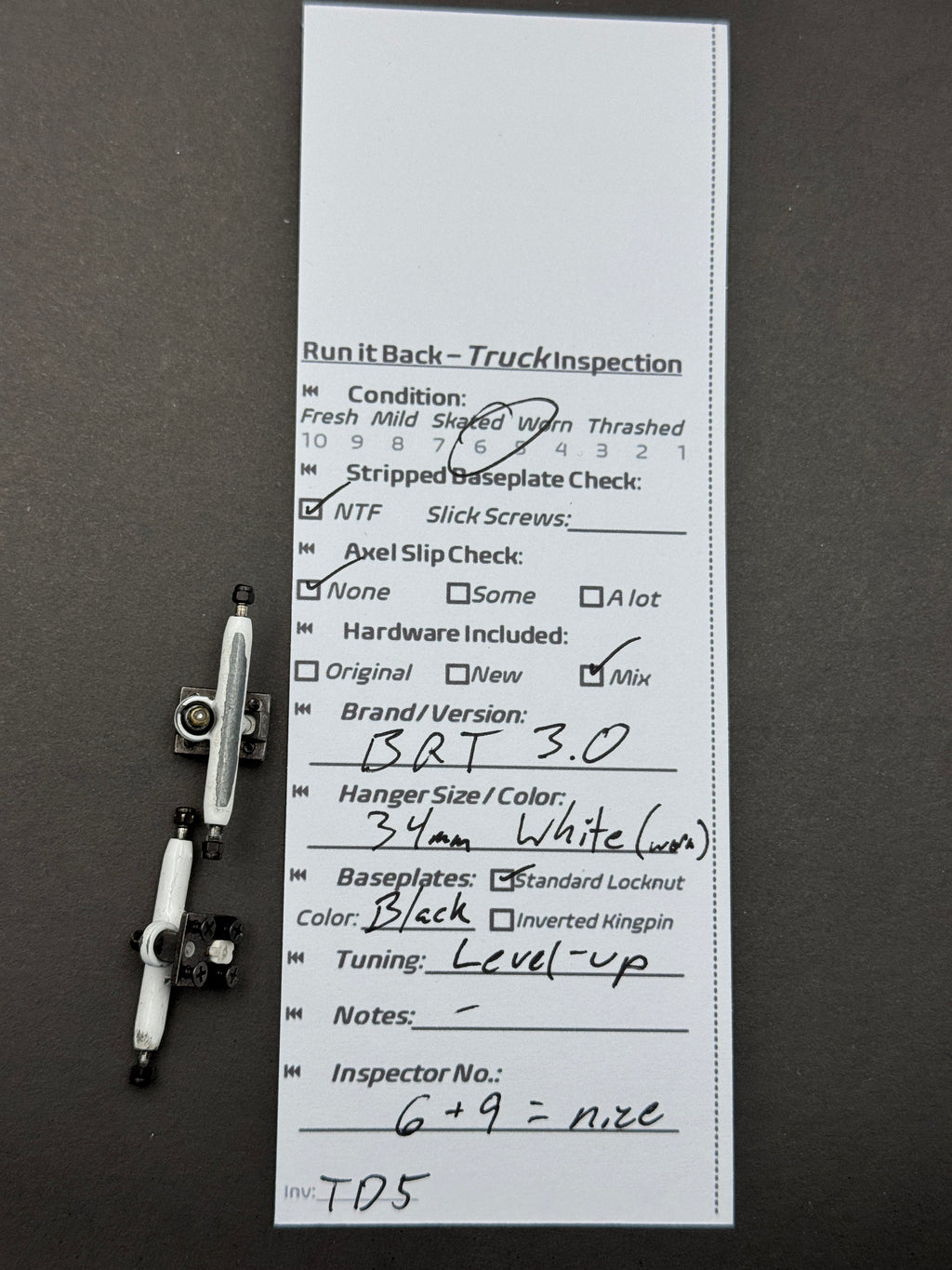 BRT 3.0 34mm White / Black trucks inspection card