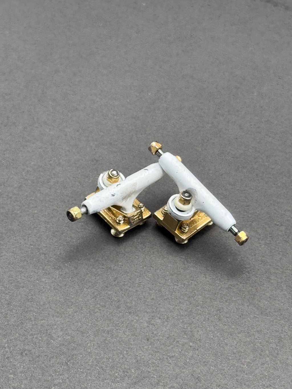 BRT 3.0 29mm White / Gold trucks
