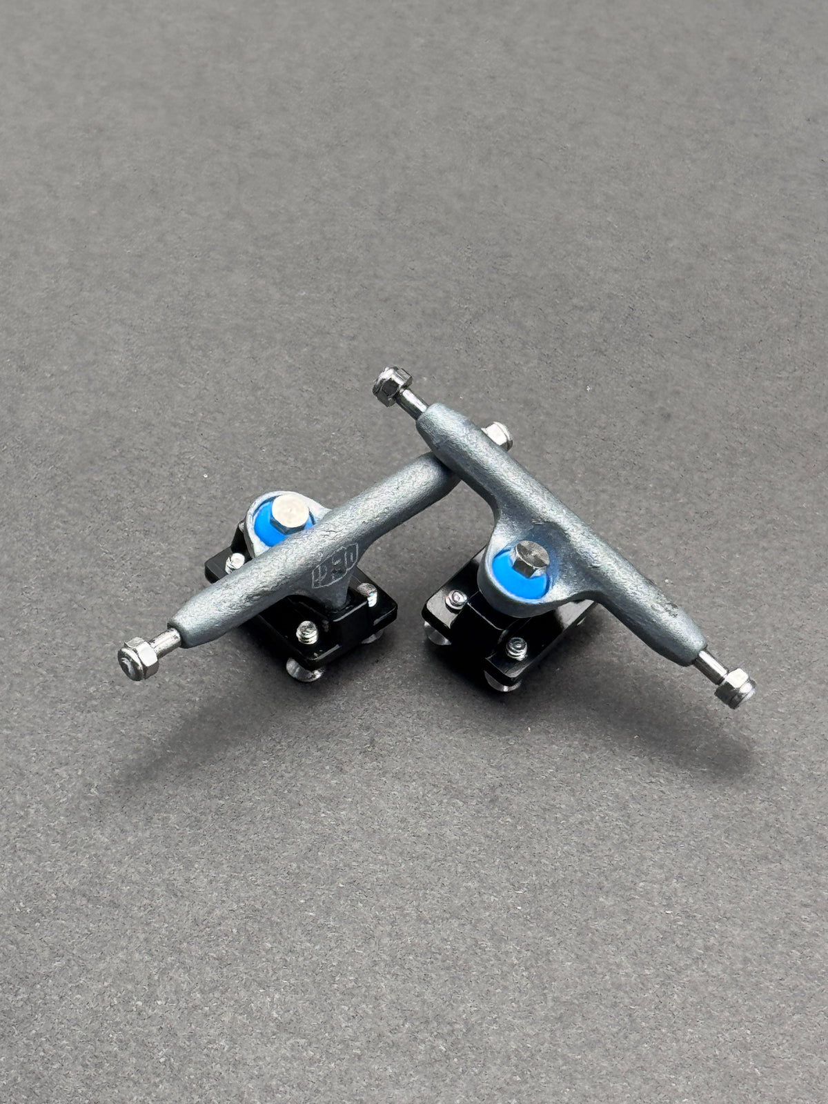Deli-T2 34mm Blasted / Black trucks