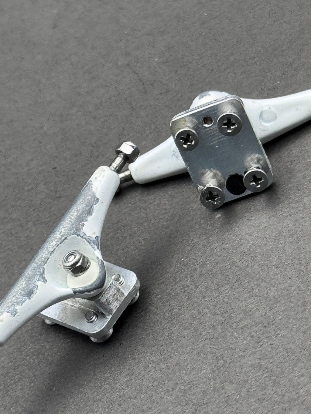 SP (V1) 33mm White / V1 trucks additional photo