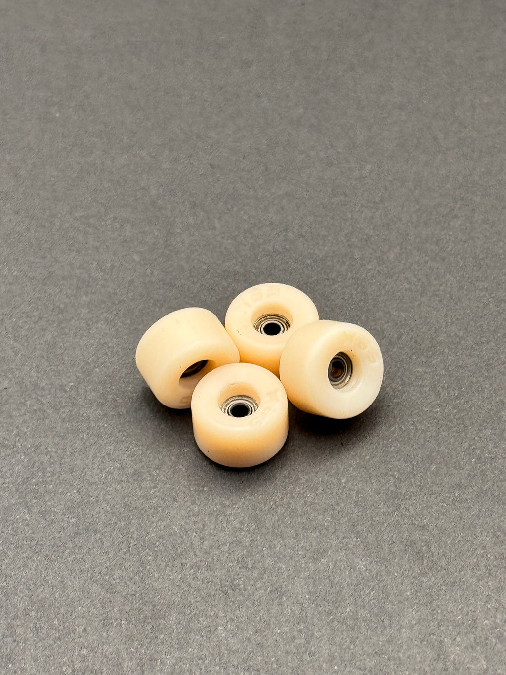 Bloob 80s Off White wheels