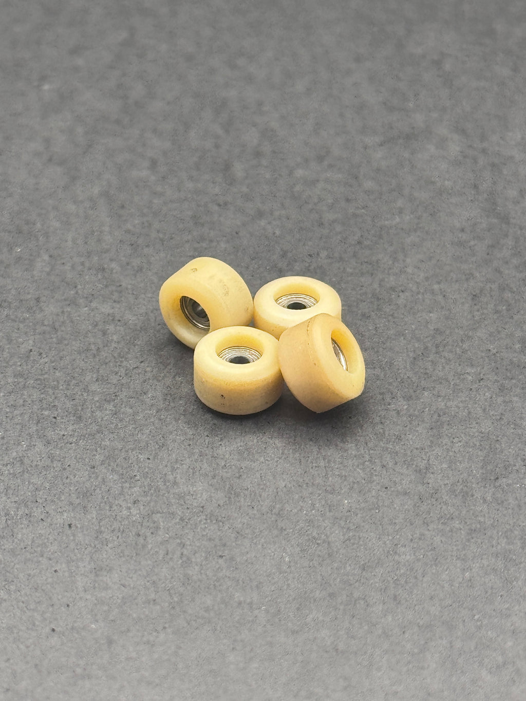 Oak M Old Bone White wheels
