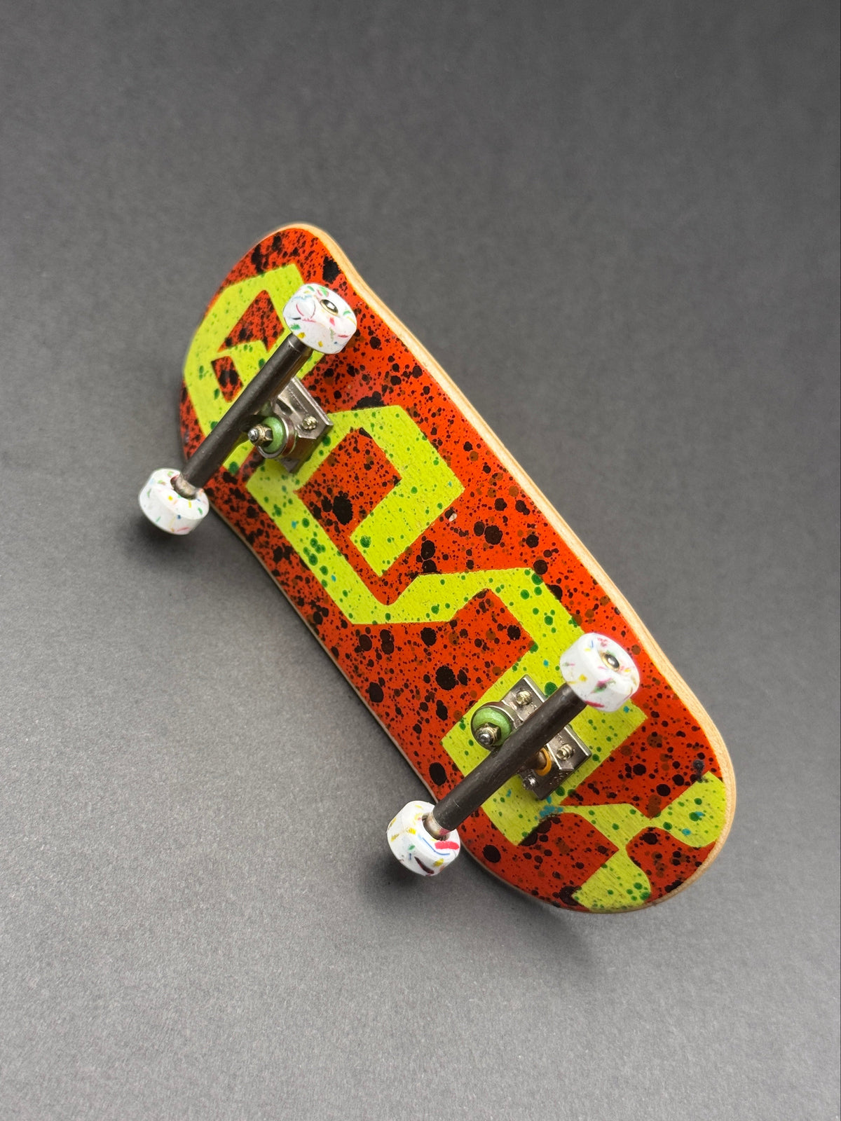 Bonk Sofa 36mm complete fingerboard with Blackriver trucks and Peak wheels