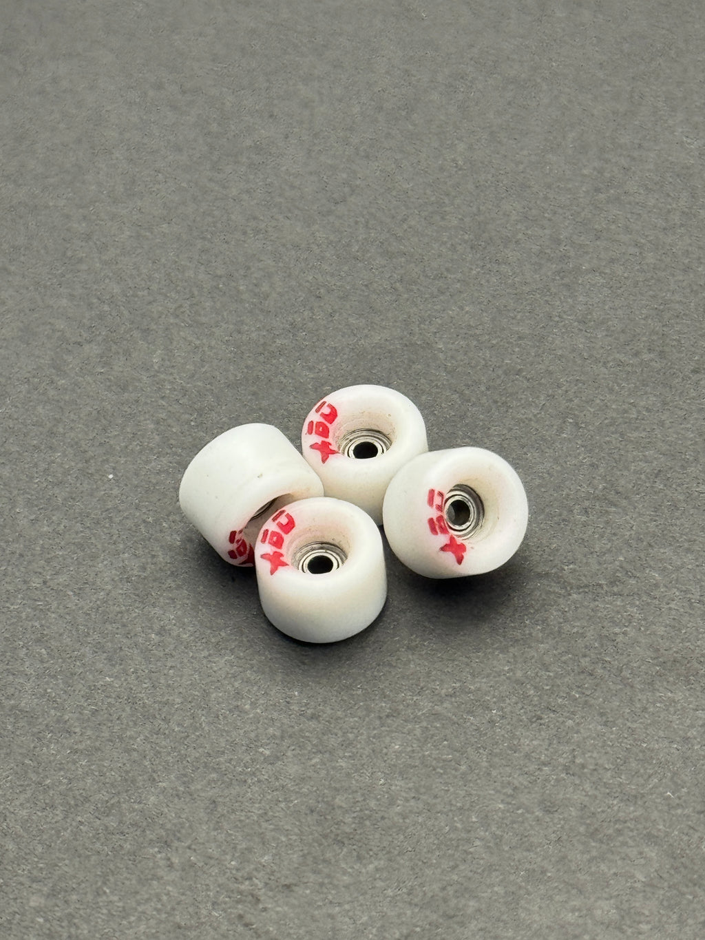 Bloob 80s White + Red Deboss - Mild