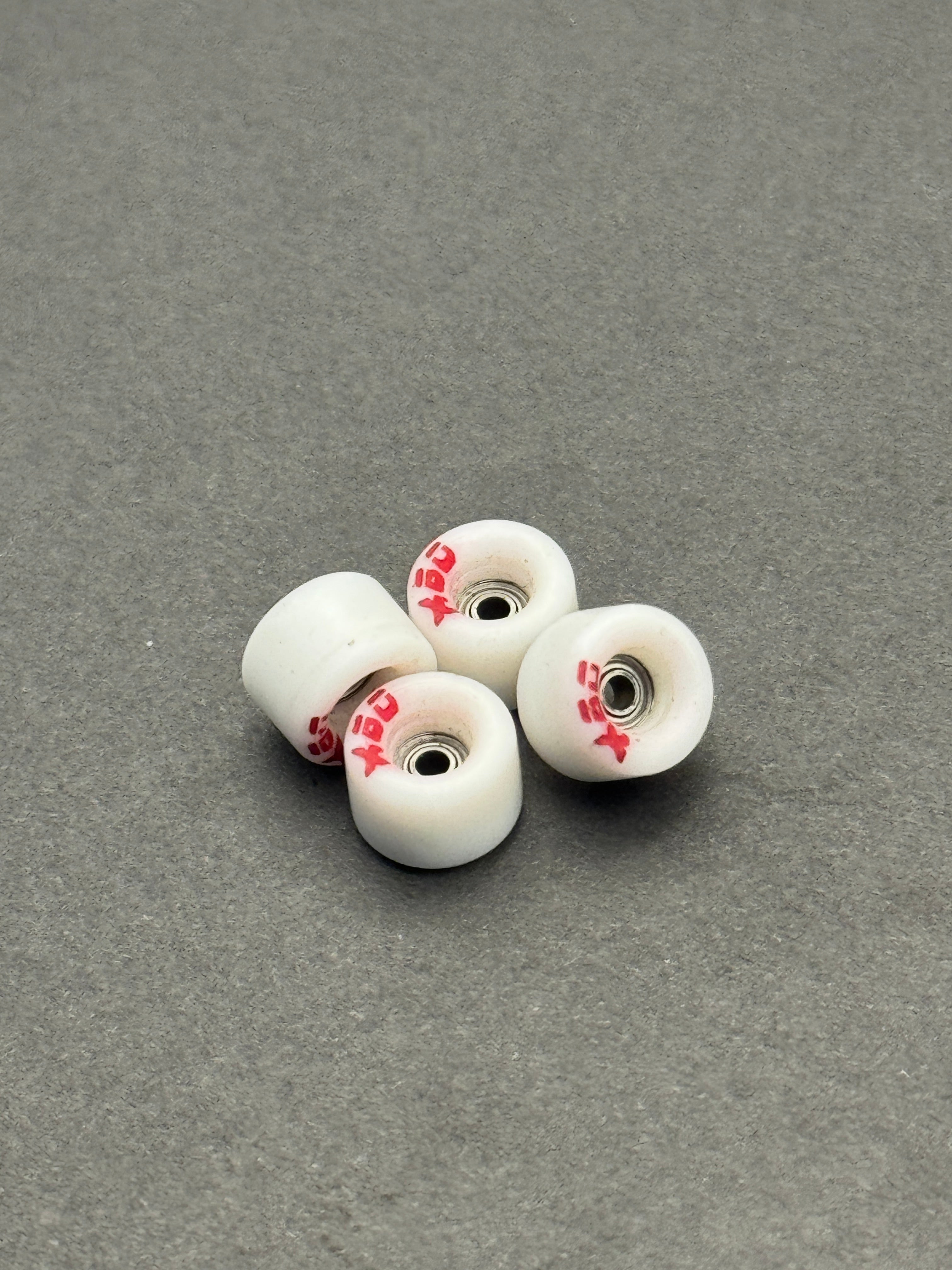 Bloob 80s White + Red Deboss - Mild