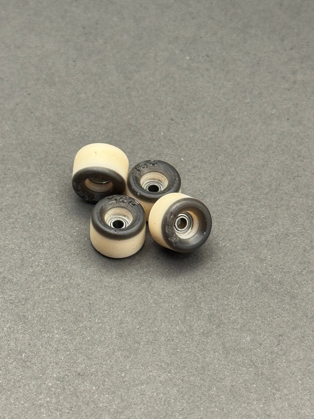Bloob 80s Beige/Black - Mild