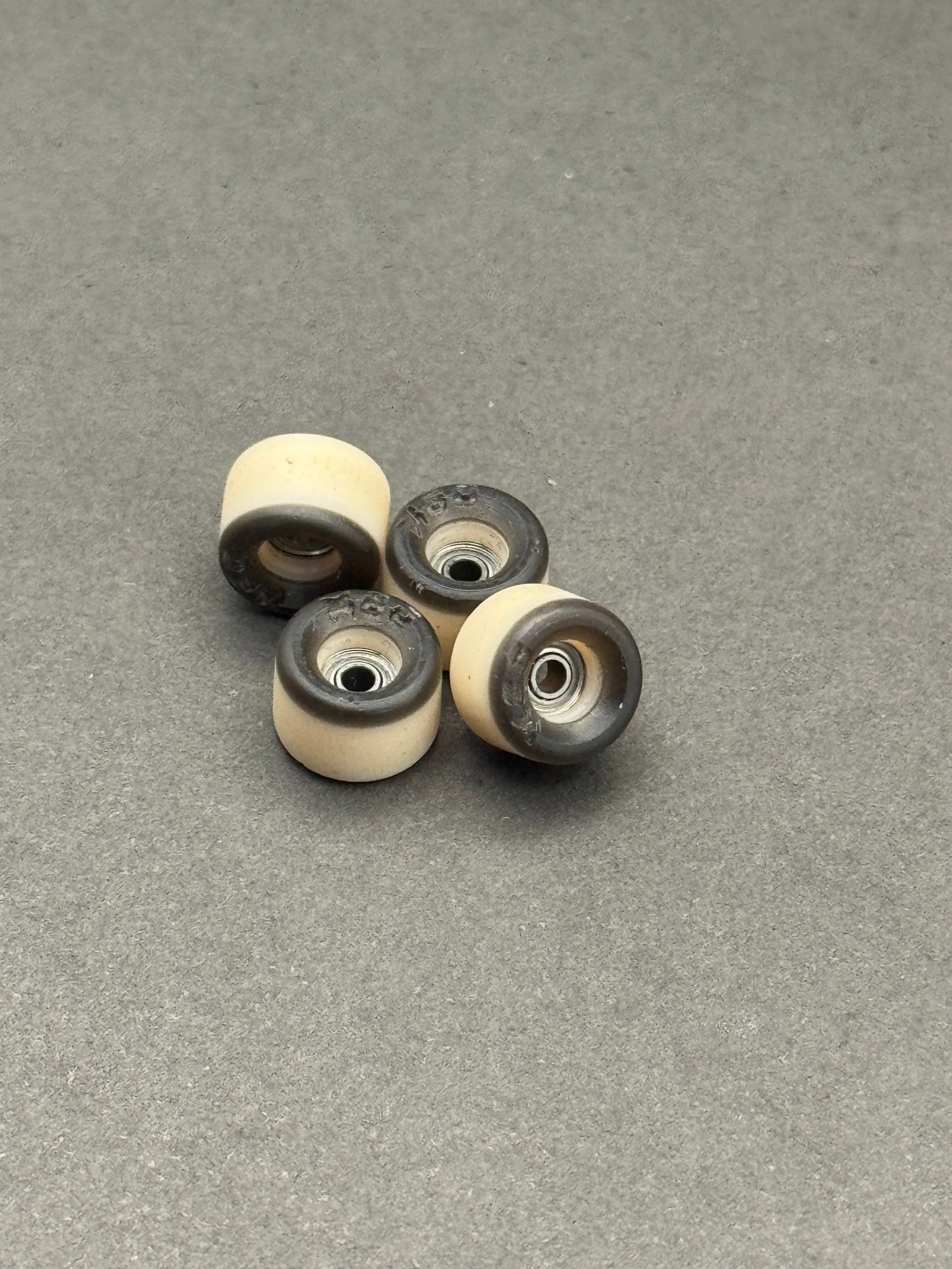 Bloob 80s Beige/Black - Mild