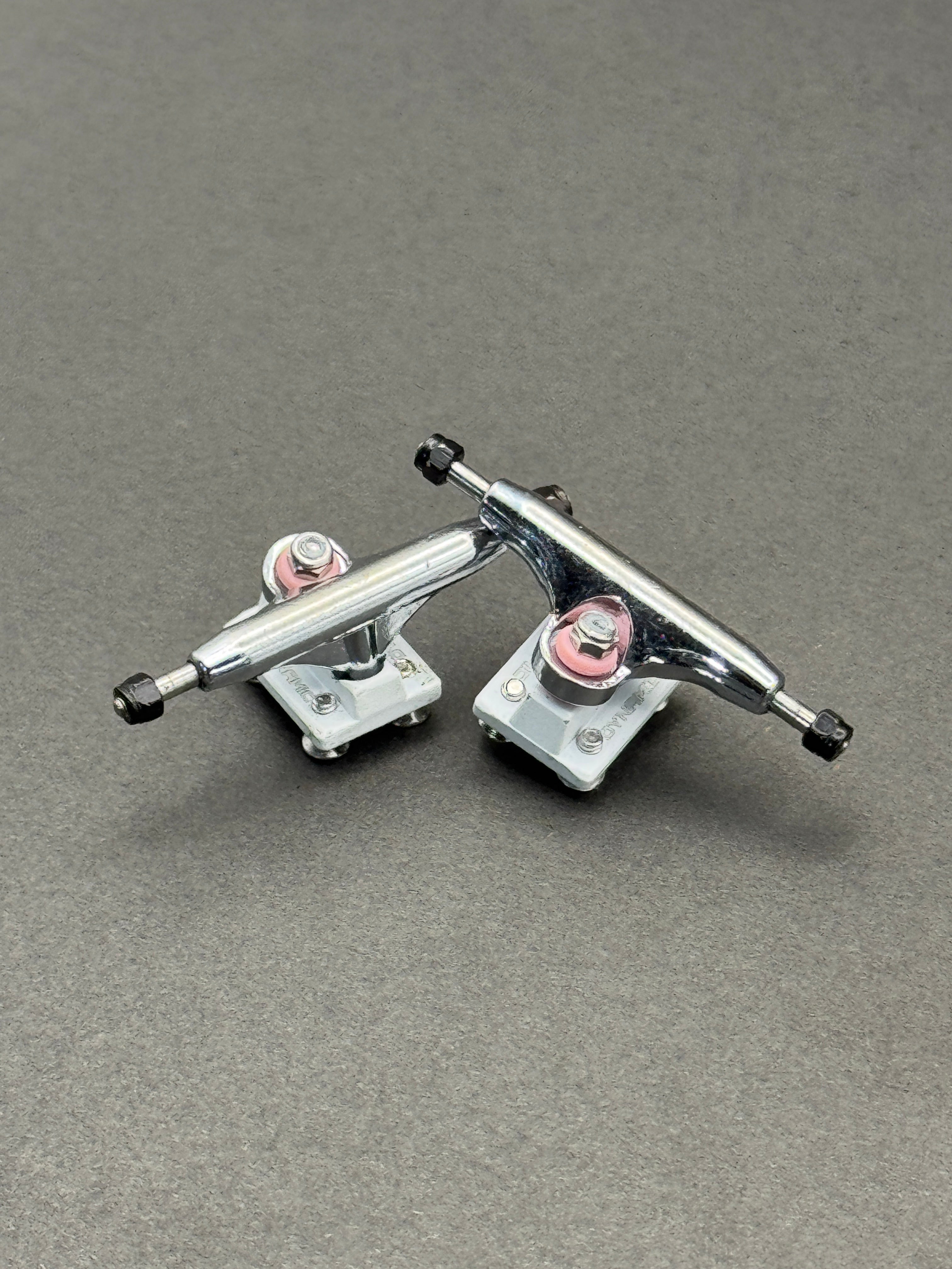 Dynamic SE 31mm Dual-Bearing Chrome / White – Mild