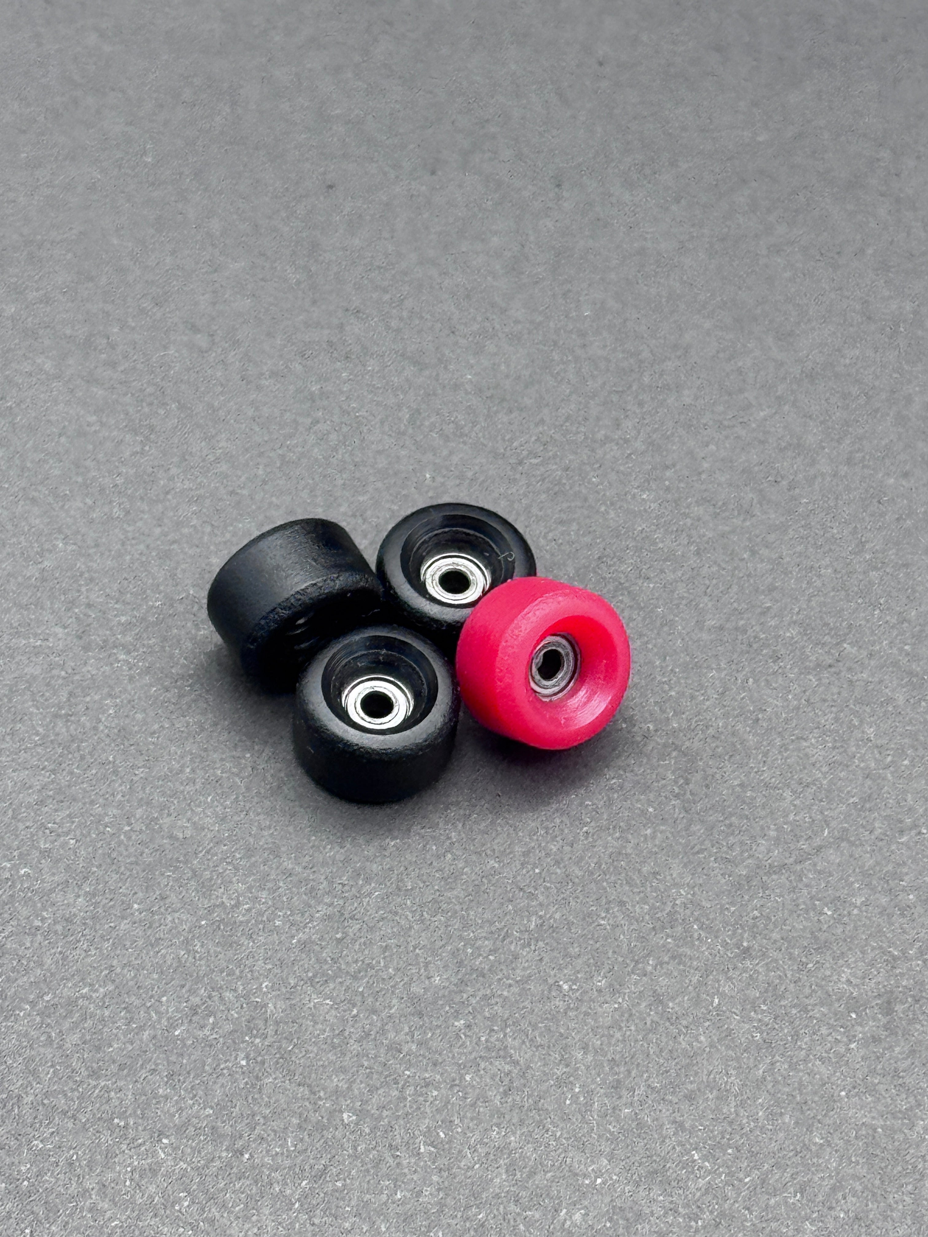 Igloo R2 (8.2mm) Black/Focus Red 72D – Skated